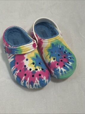 🌴 Crocs Fleece Lined Tie-Dye Shoe
